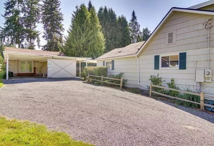 Charming Updated Retreat Walk To Lake Stevens!