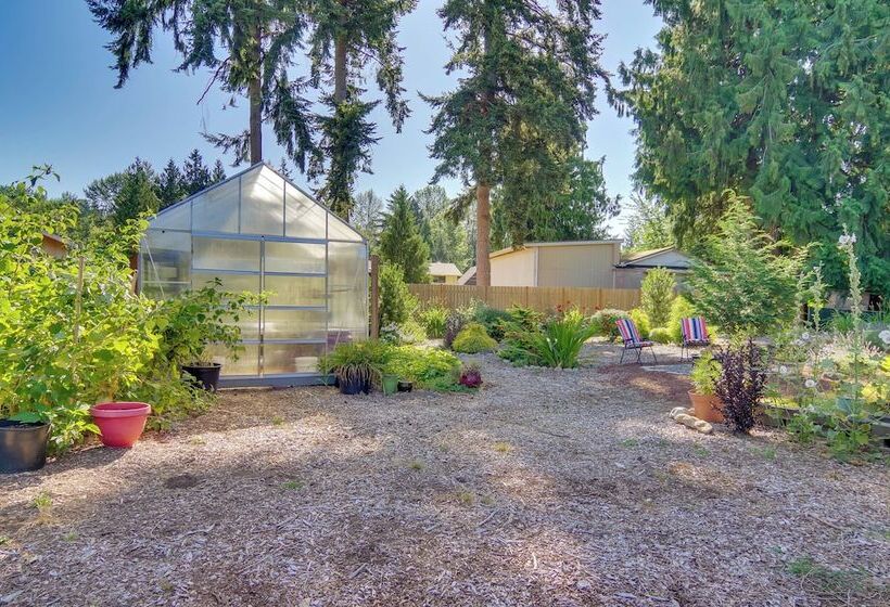 Charming Updated Retreat Walk To Lake Stevens!