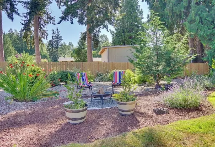 Charming Updated Retreat Walk To Lake Stevens!