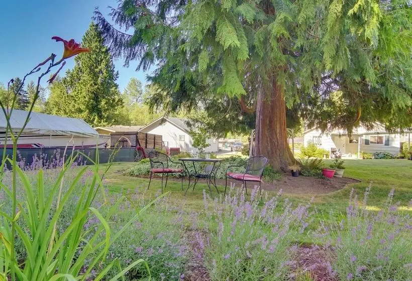 Charming Updated Retreat Walk To Lake Stevens!