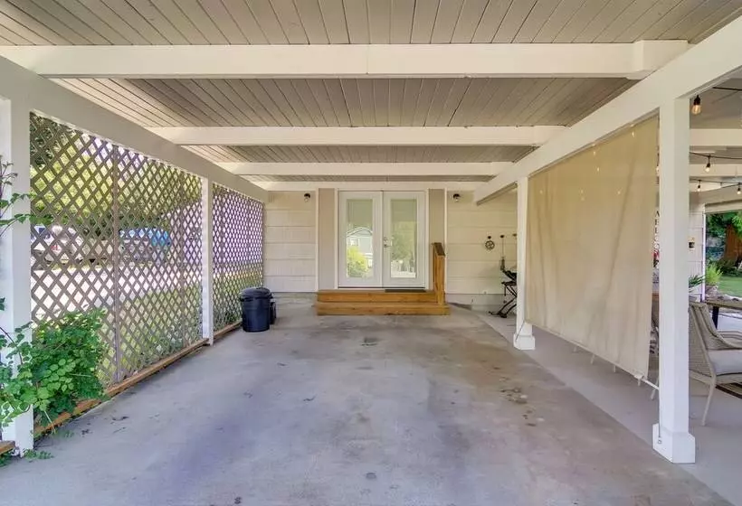 Charming Updated Retreat Walk To Lake Stevens!