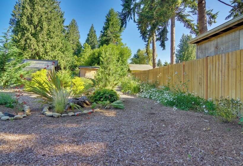 Charming Updated Retreat Walk To Lake Stevens!