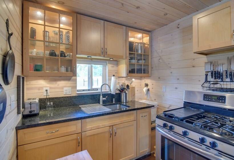 Secluded Jefferson Cabin W/ Deck + Mountain Views!