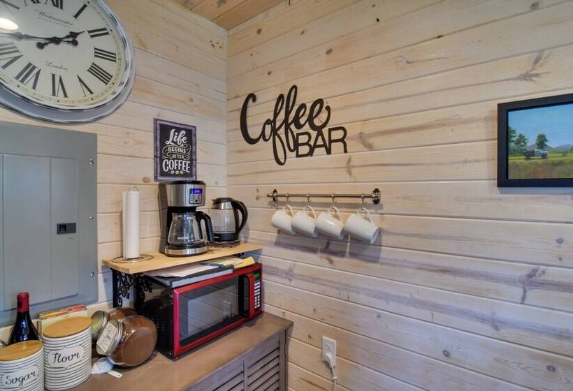 Secluded Jefferson Cabin W/ Deck + Mountain Views!