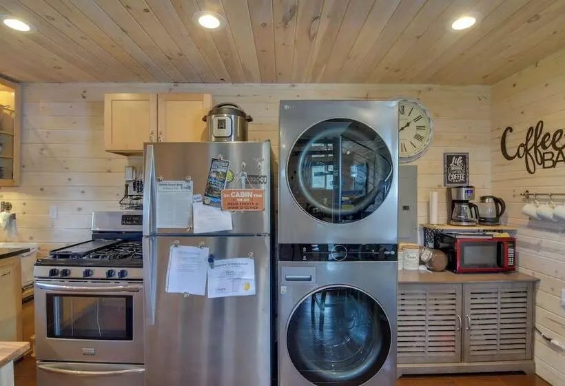 Secluded Jefferson Cabin W/ Deck + Mountain Views!