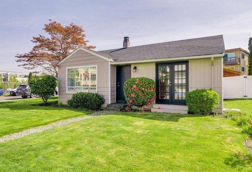 Downtown Kirkland Rental: Steps To Lake Washington