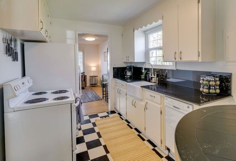 Downtown Kirkland Rental: Steps To Lake Washington