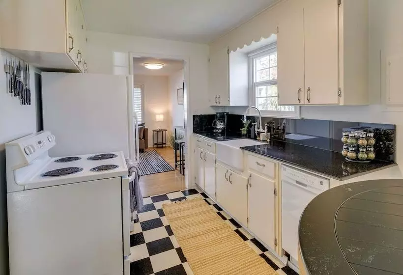 Downtown Kirkland Rental: Steps To Lake Washington