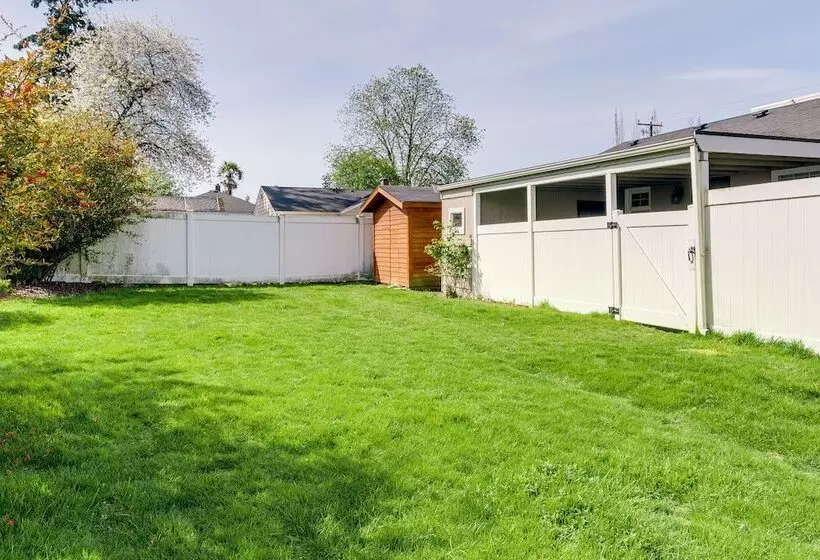 Downtown Kirkland Rental: Steps To Lake Washington