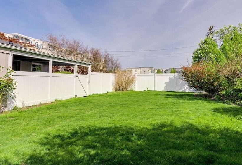 Downtown Kirkland Rental: Steps To Lake Washington