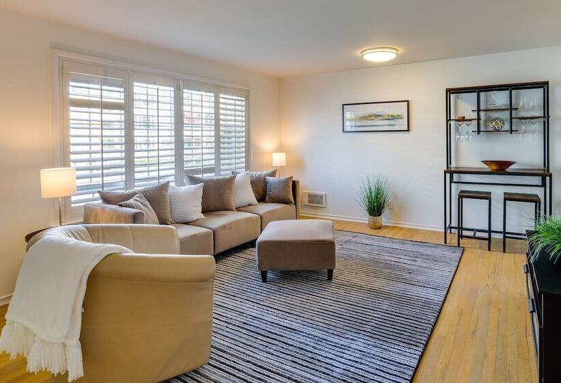 Downtown Kirkland Rental: Steps To Lake Washington
