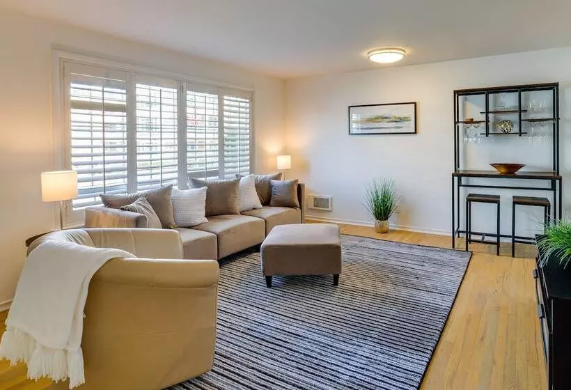 Downtown Kirkland Rental: Steps To Lake Washington