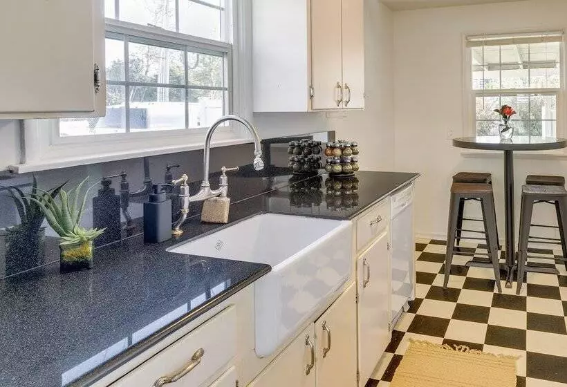 Downtown Kirkland Rental: Steps To Lake Washington