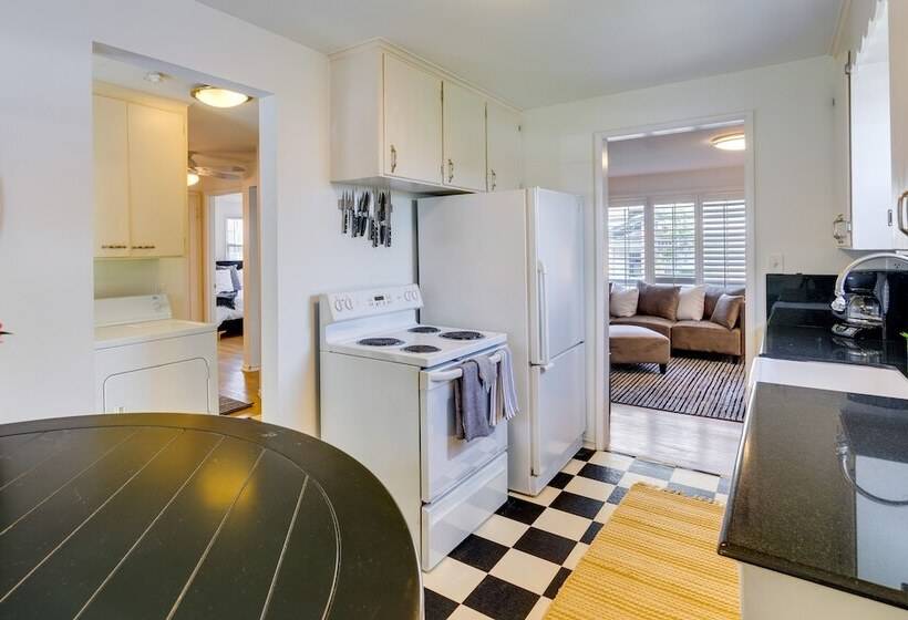 Downtown Kirkland Rental: Steps To Lake Washington