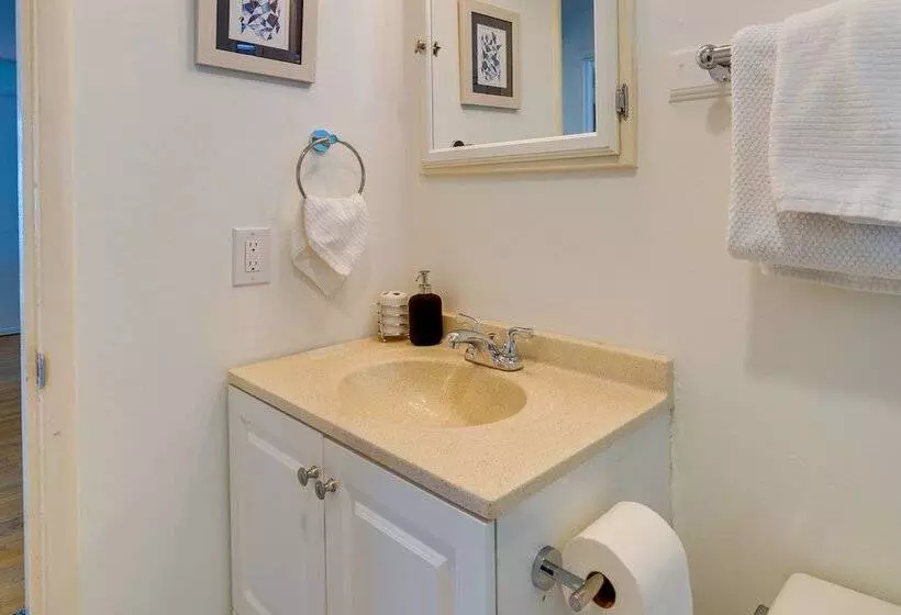 Downtown Kirkland Rental: Steps To Lake Washington