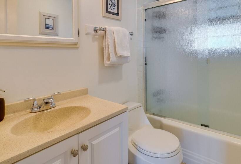 Downtown Kirkland Rental: Steps To Lake Washington