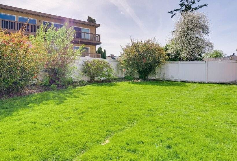 Downtown Kirkland Rental: Steps To Lake Washington