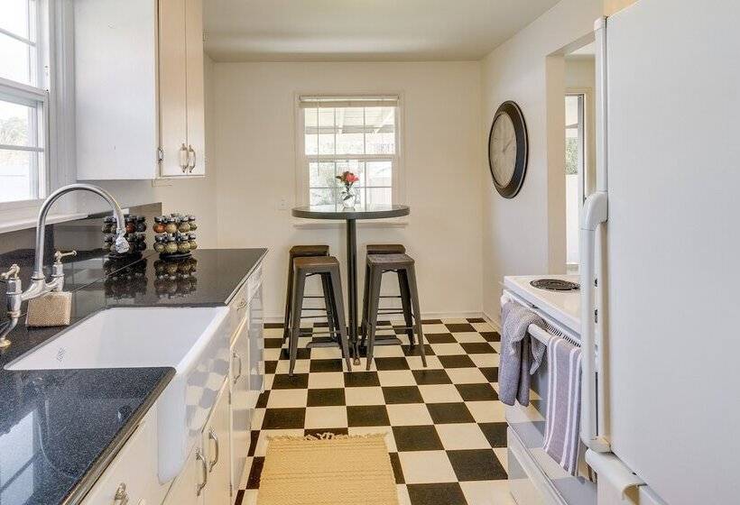 Downtown Kirkland Rental: Steps To Lake Washington