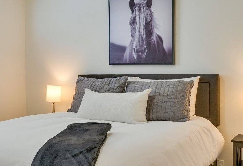 Downtown Kirkland Rental: Steps To Lake Washington