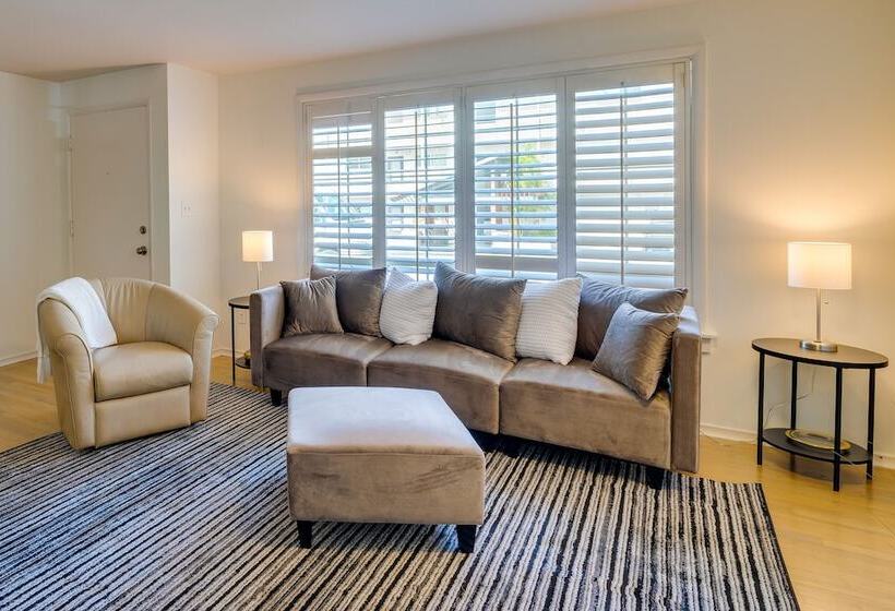 Downtown Kirkland Rental: Steps To Lake Washington