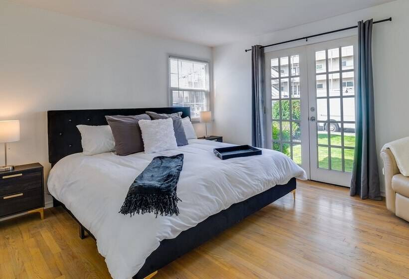 Downtown Kirkland Rental: Steps To Lake Washington