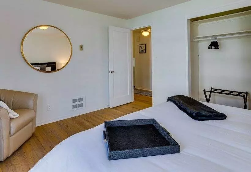 Downtown Kirkland Rental: Steps To Lake Washington