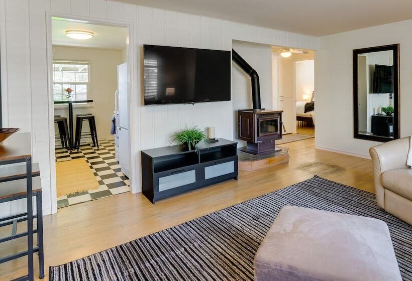 Downtown Kirkland Rental: Steps To Lake Washington