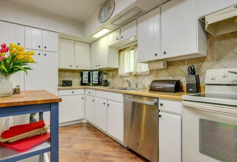 Canyon Lake Home W/ Resort Amenities & Fire Pit!