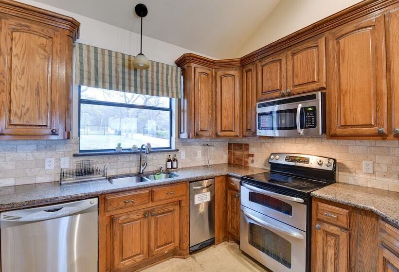 Dock & Game Room: Alvarado Lake Getaway!