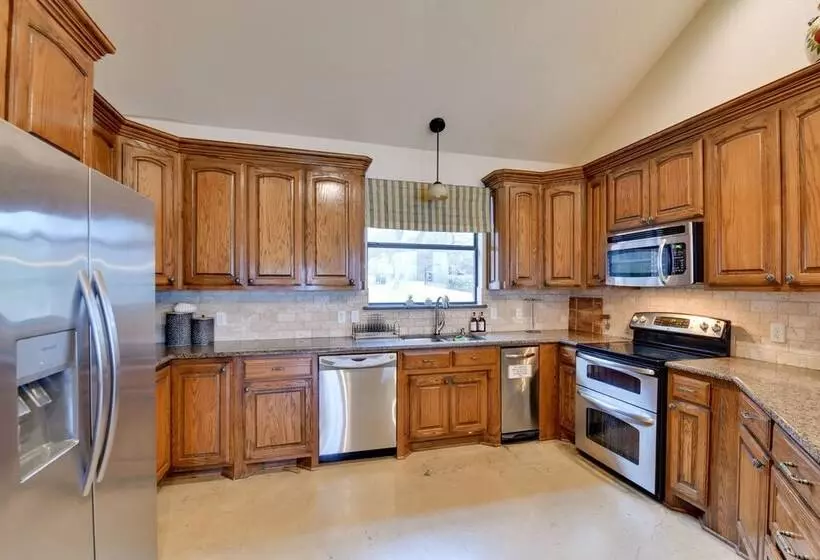 Dock & Game Room: Alvarado Lake Getaway!