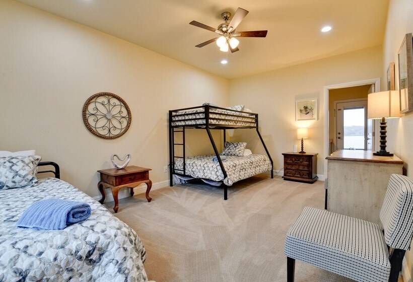 Dock & Game Room: Alvarado Lake Getaway!