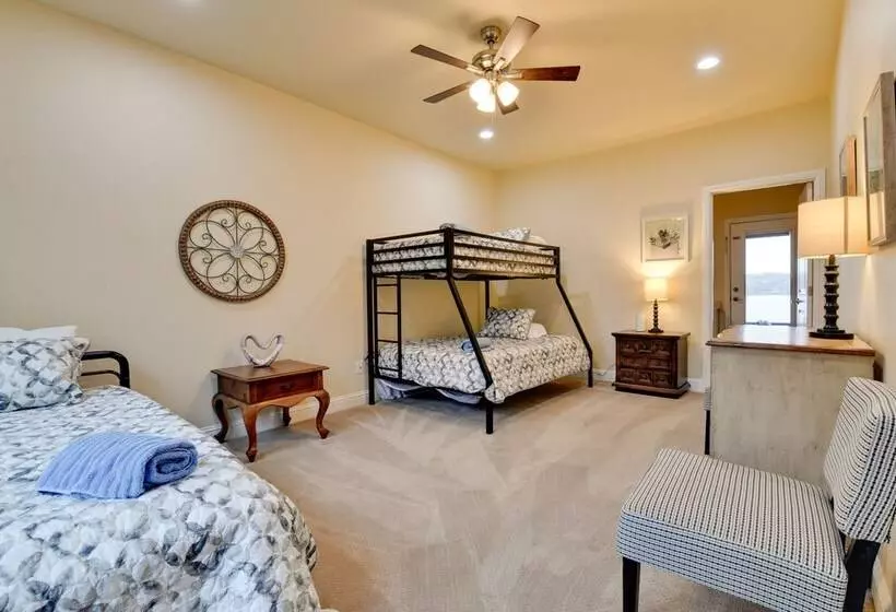 Dock & Game Room: Alvarado Lake Getaway!