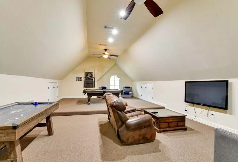 Dock & Game Room: Alvarado Lake Getaway!