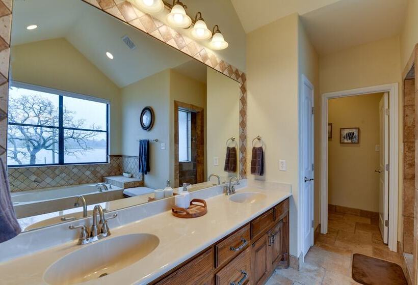 Dock & Game Room: Alvarado Lake Getaway!