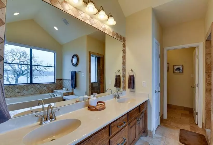 Dock & Game Room: Alvarado Lake Getaway!