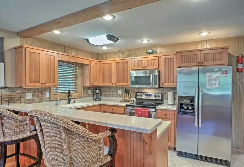 Guntersville Cabin W/ Fire Pit & Covered Porch