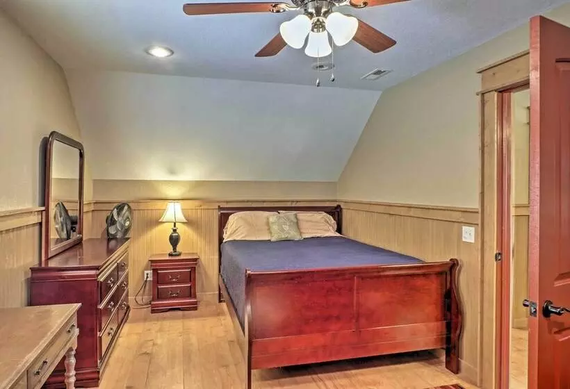 Guntersville Cabin W/ Fire Pit & Covered Porch