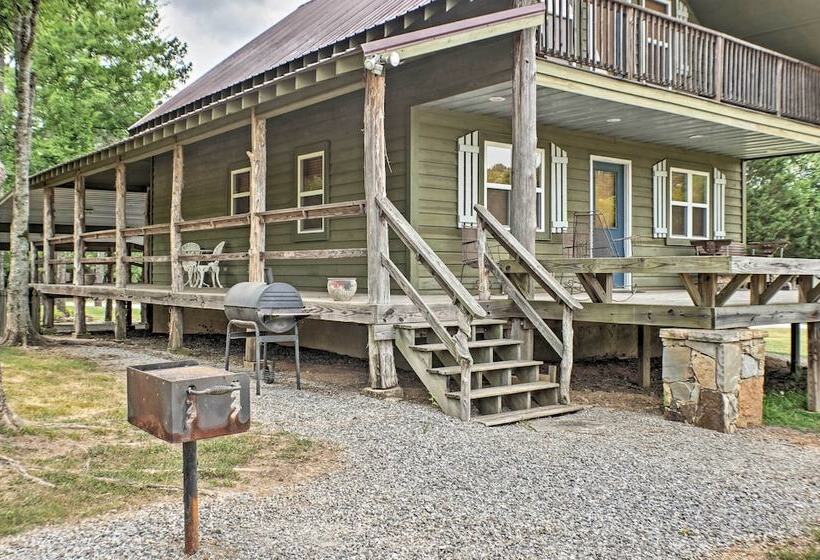 Guntersville Cabin W/ Fire Pit & Covered Porch