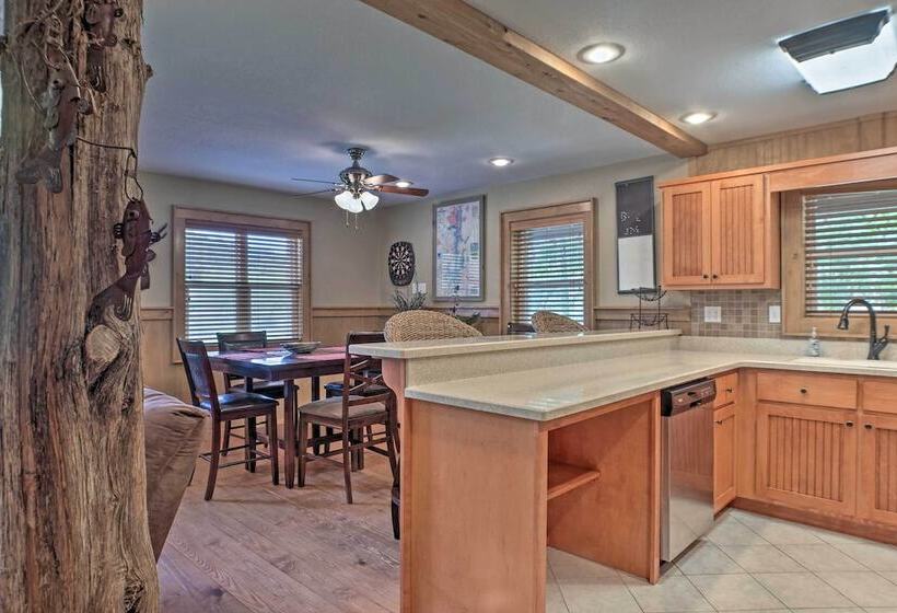 Guntersville Cabin W/ Fire Pit & Covered Porch