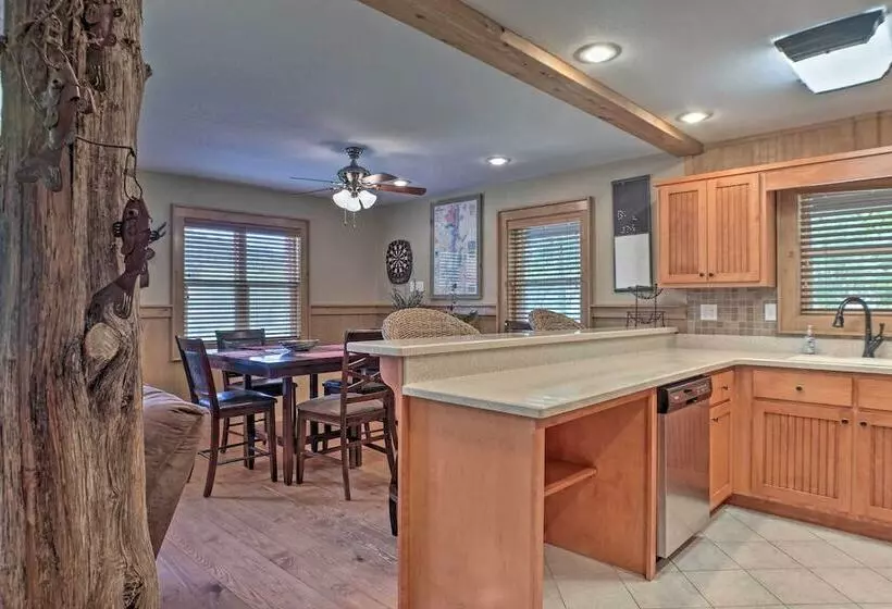 Guntersville Cabin W/ Fire Pit & Covered Porch