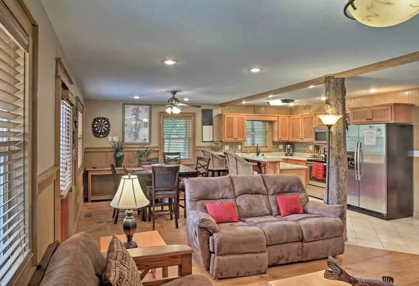 Guntersville Cabin W/ Fire Pit & Covered Porch