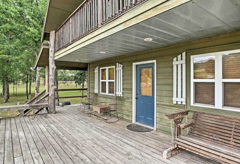 Guntersville Cabin W/ Fire Pit & Covered Porch