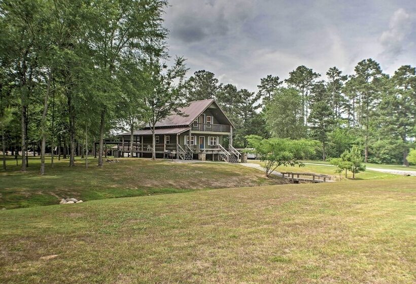 Guntersville Cabin W/ Fire Pit & Covered Porch