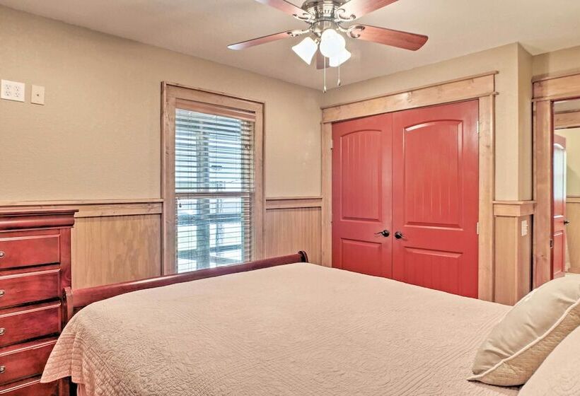 Guntersville Cabin W/ Fire Pit & Covered Porch