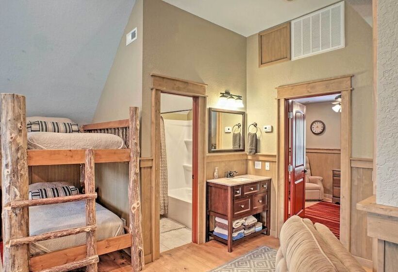 Guntersville Cabin W/ Fire Pit & Covered Porch