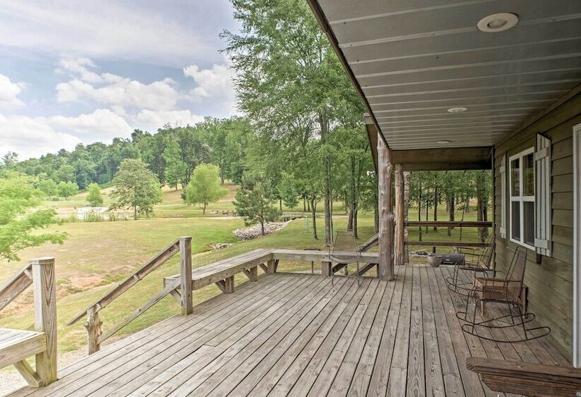 Guntersville Cabin W/ Fire Pit & Covered Porch