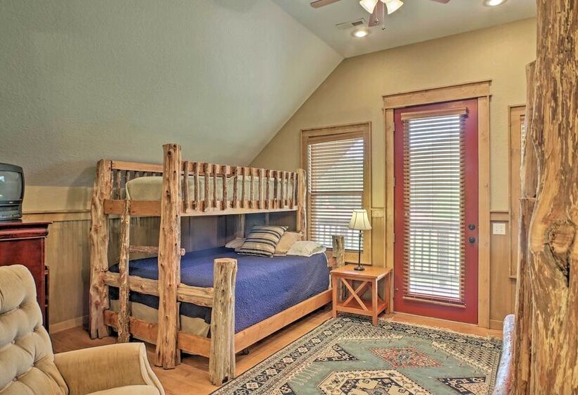 Guntersville Cabin W/ Fire Pit & Covered Porch