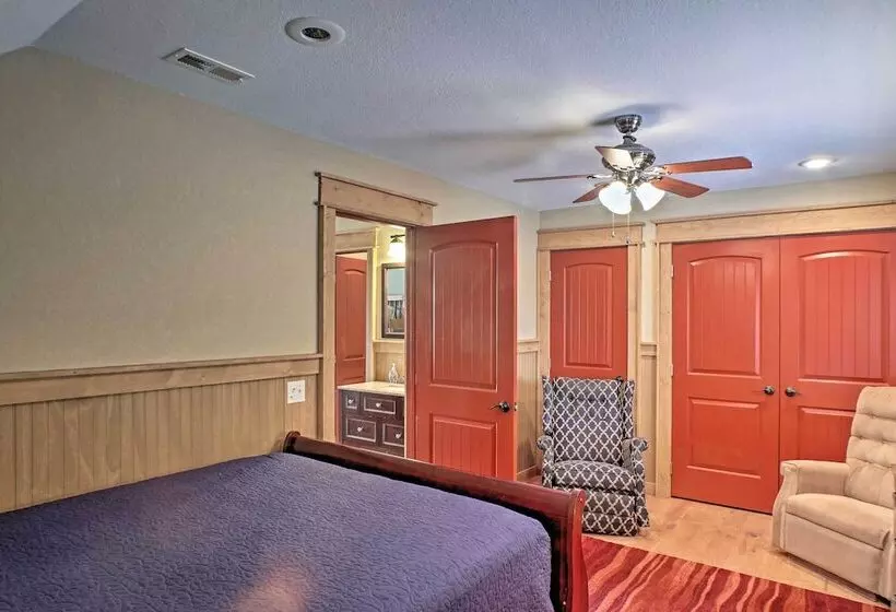 Guntersville Cabin W/ Fire Pit & Covered Porch