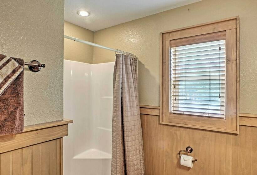 Guntersville Cabin W/ Fire Pit & Covered Porch