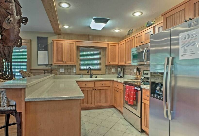 Guntersville Cabin W/ Fire Pit & Covered Porch